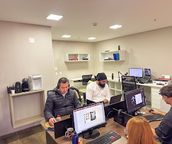 Equipe em escritório acompanhando telas, campanhas e operação comercial