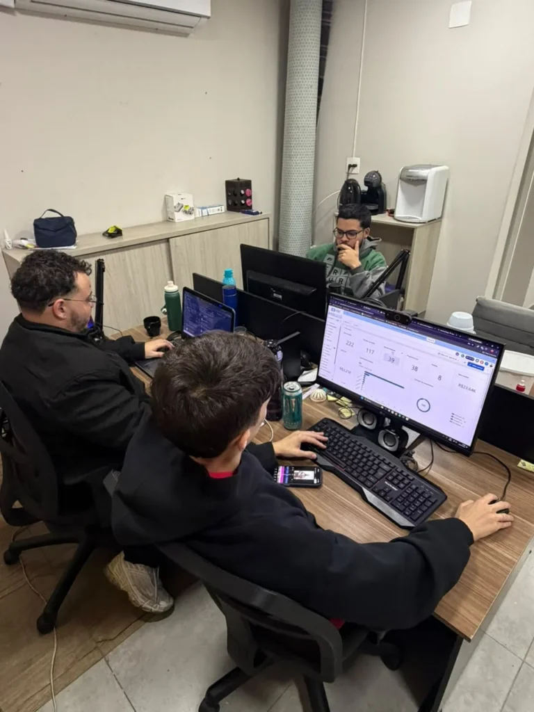Equipe da MKT com Marcos analisando campanhas e indicadores de performance no escritório