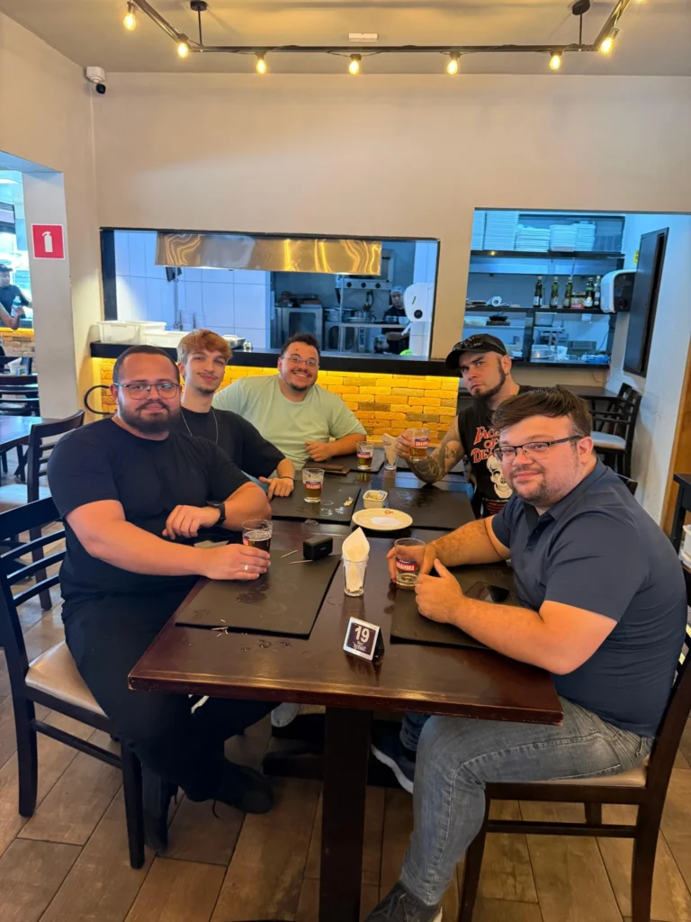 Equipe da MKT com Marcos reunida em um encontro de integração
