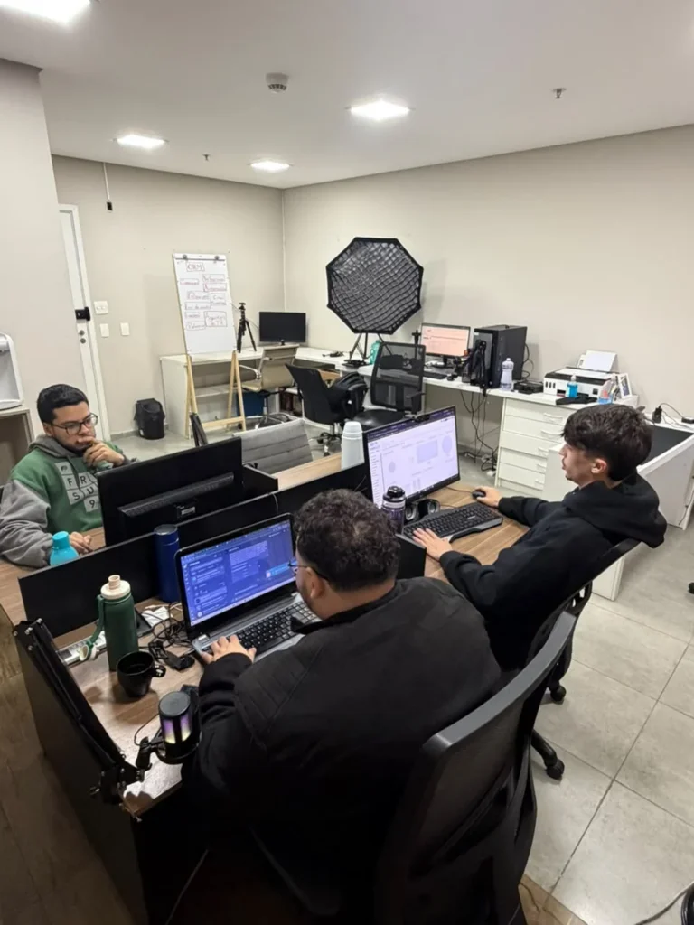 Equipe da MKT com Marcos trabalhando em marketing, CRM e operação digital