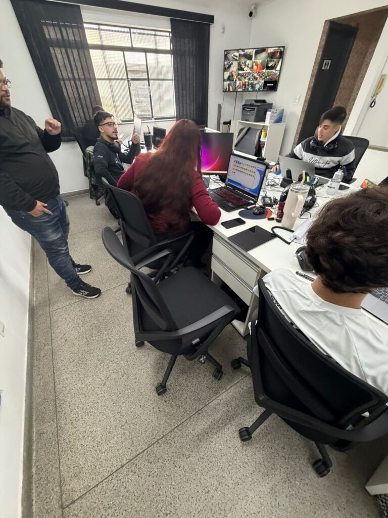 Equipe da MKT com Marcos durante implementacao presencial de estruturacao comercial em cliente