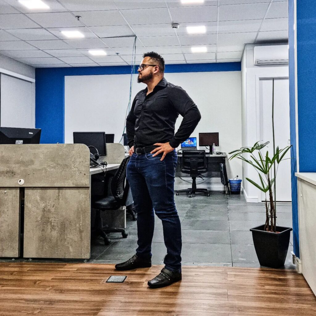 Marcos Roberto em escritorio de tecnologia, experiencia em lideranca de equipes